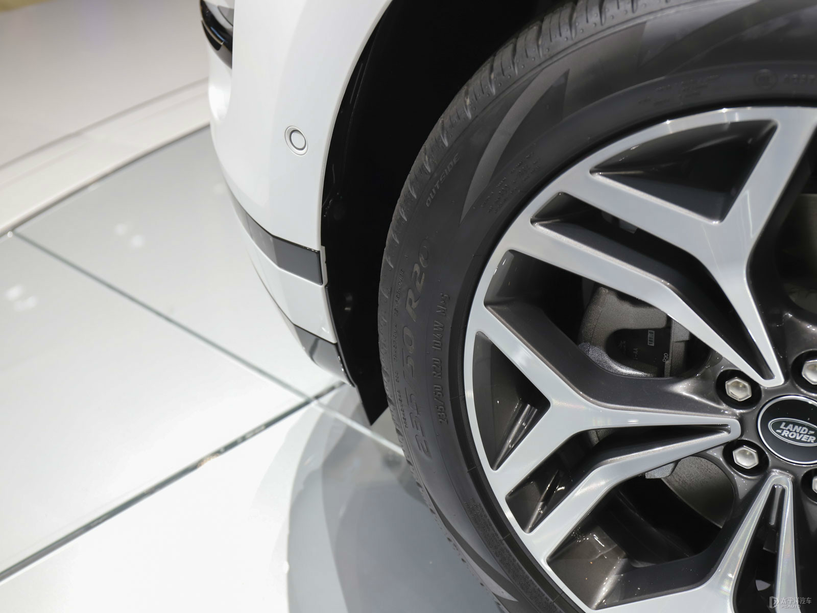 2020款揽胜极光新能源（进口）P300e HSE 科技与奢华融合的细节之美