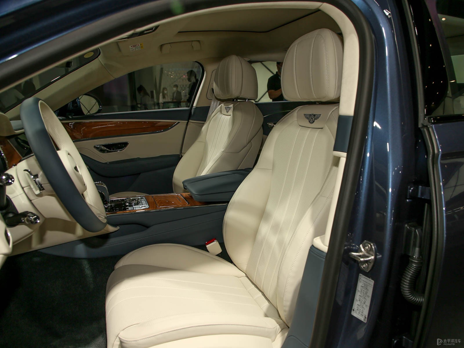 飞驰2021款4.0T V8标准版内饰解析 匠心工艺与科技奢华的完美碰撞